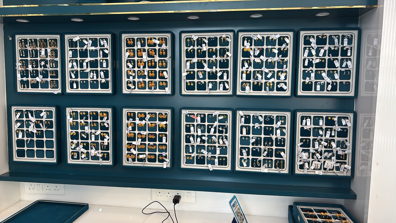 Gold set display